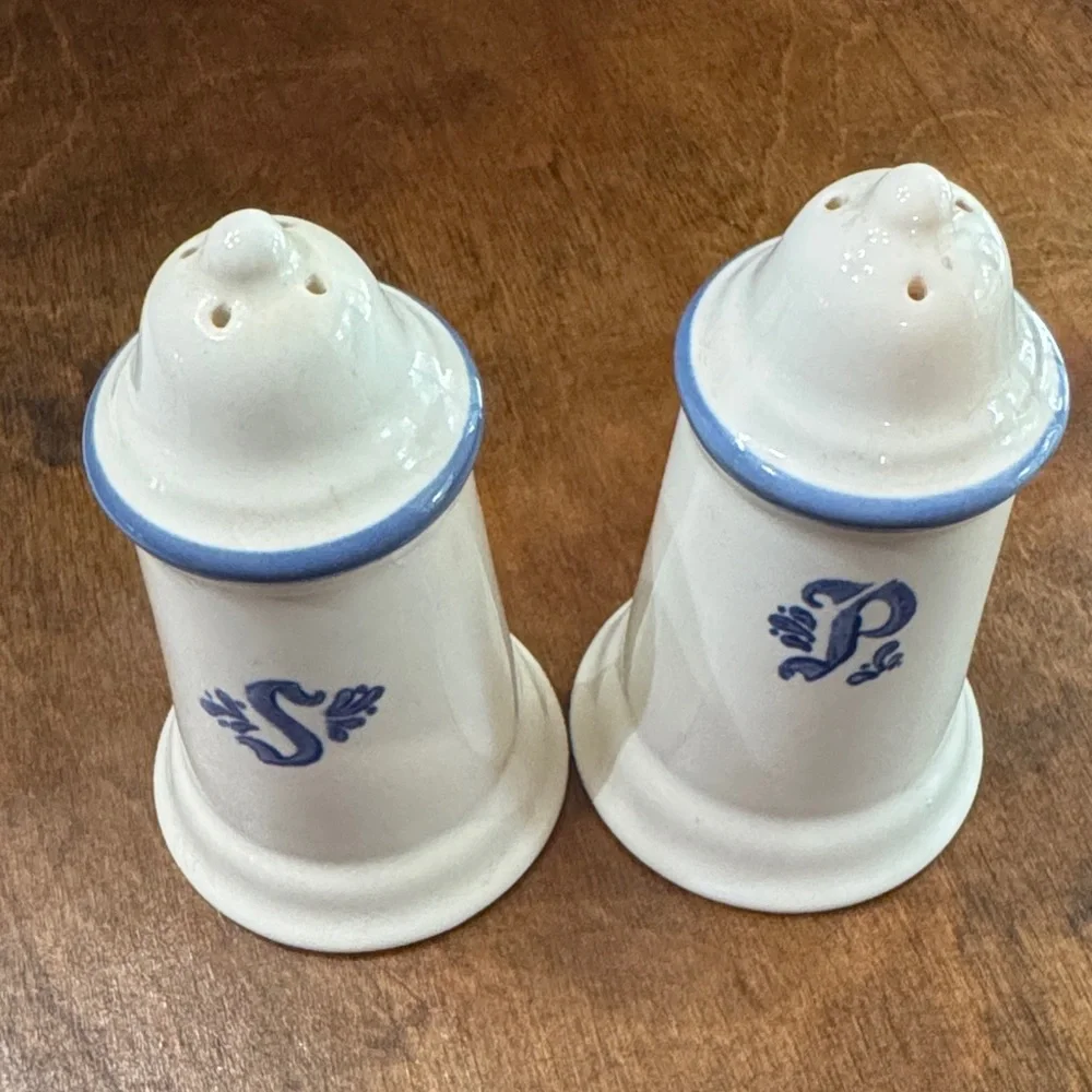 Pfaltzgraff Yorktowne salt and pepper shaker set - Picture 3 of 10